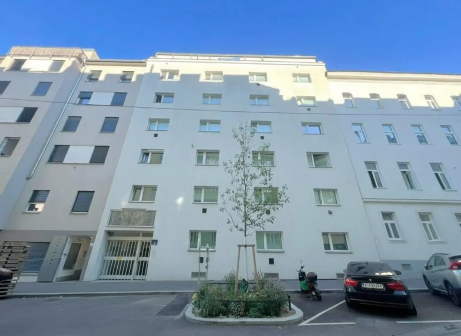 Lichtdurchflutete 2-Zimmer-Wohnung mit Charme & Potenzial in thermisch saniertem 1965-Neubau