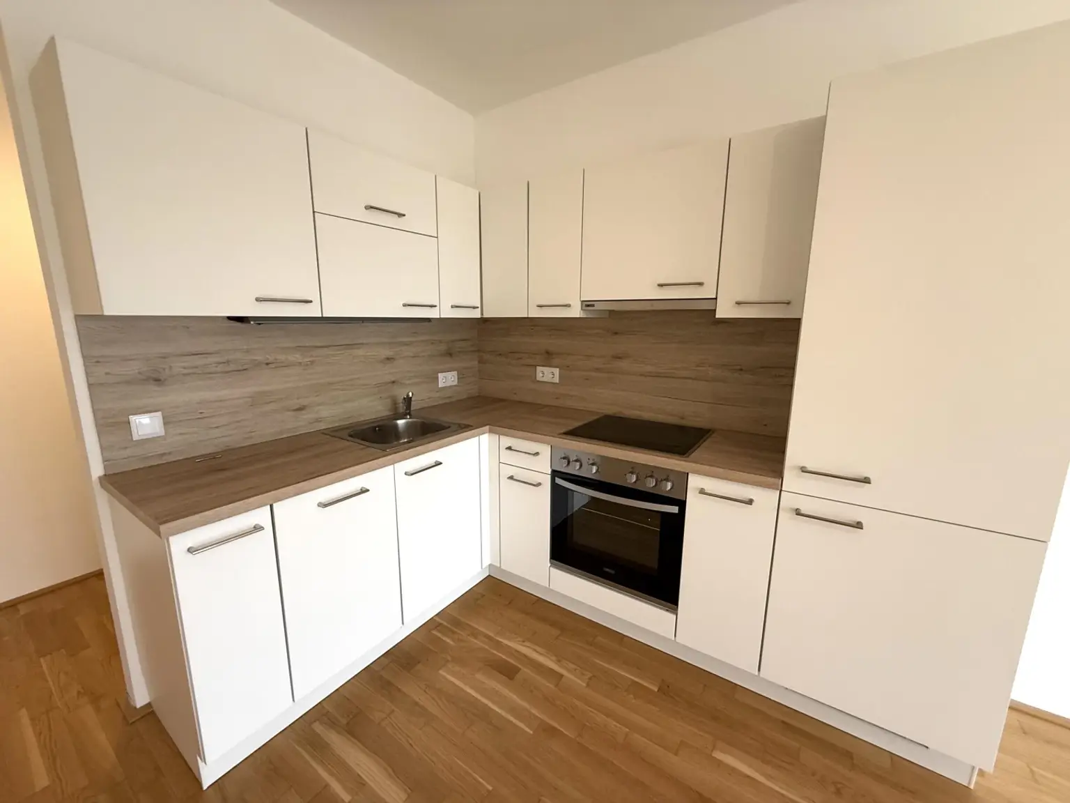 Günstige Neubauwohnung mit MEGA-SÜD-BALKON (11,77m²) nahe Akademiepark