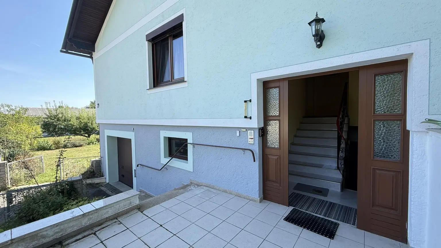 Eingangsbereich mit Terrasse