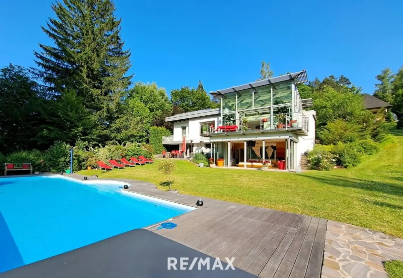 extravagante Seevilla mit Pool