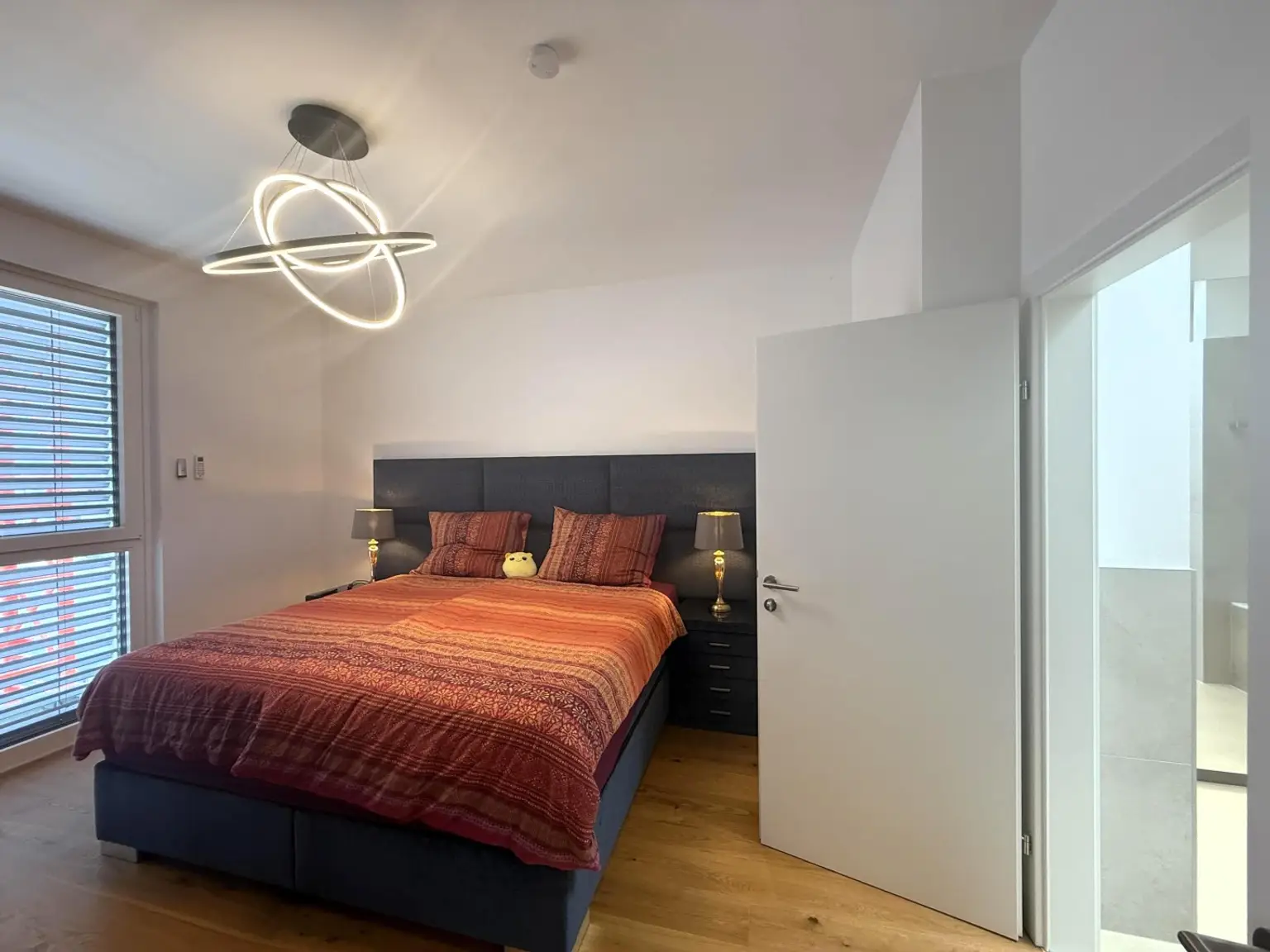 Luxus Penthouse mit Outdoor-Jacuzzi wird komplett möbliert vermietet // Luxury penthouse with outdoor Jacuzzi available for rent, fully furnished //