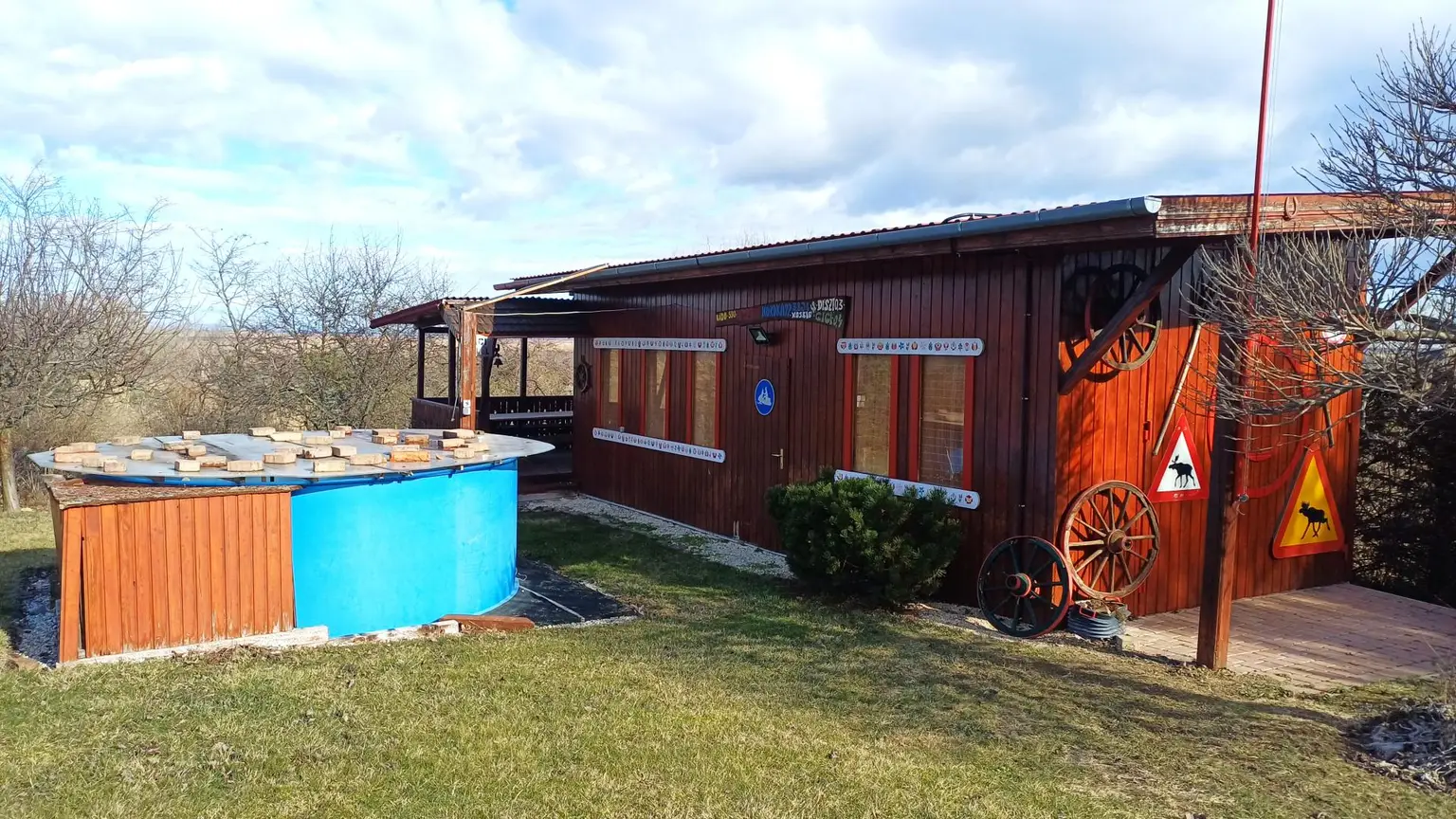 44_Nebengebäude mit Terrasse und Pool