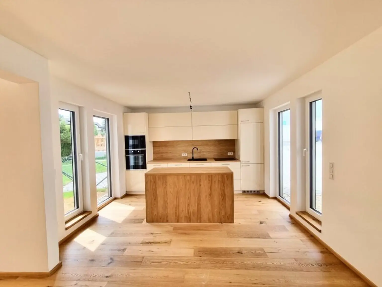 Modernes Eckreihenhaus in TOP-LAGE nahe U6: Erstbezug  mit Garten, Dachterrasse, 5 Zimmern, 2 Bädern – inkl. Küche & Stellplatz