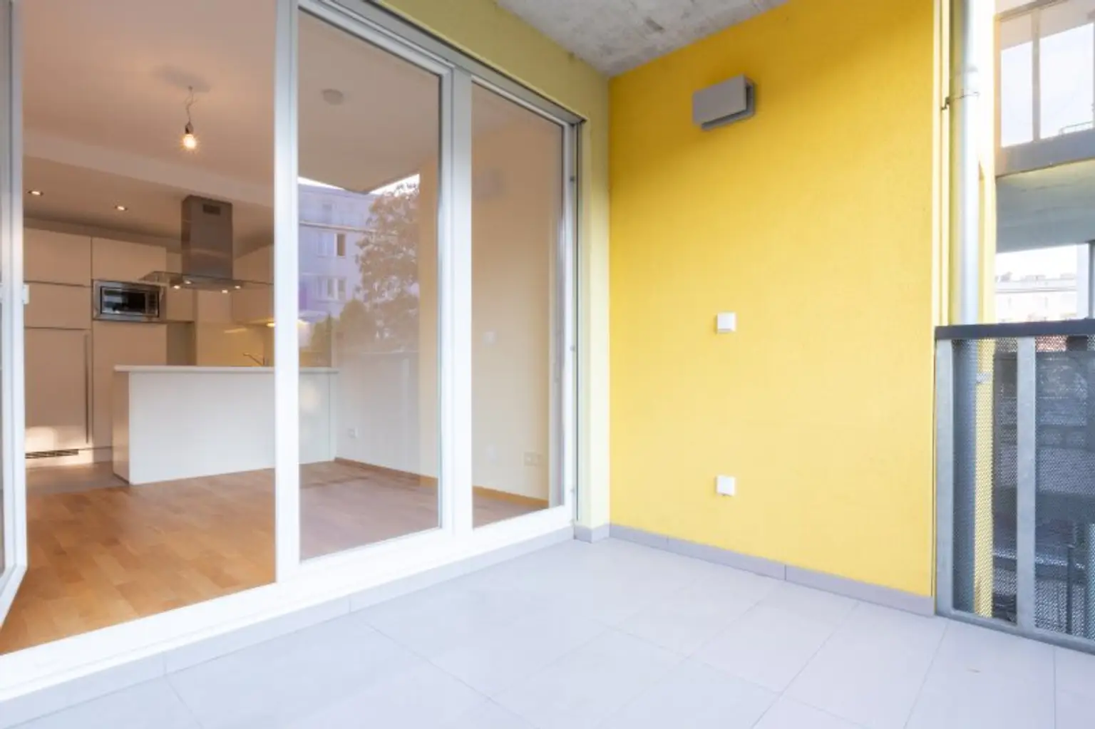 ZUM VERKAUFEN! Attraktive Kapitalanlage: Vermietete charmante Kleinwohnung mit großzügigem Balkon und Tiefgaragenstellplatz! Nähe U6 Spitz!