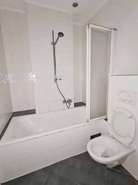 SALESIANERGASSE, teilsanierte 86 m2 Altbau, 3 Zimmer, Küche, Wannenbad, Parketten, 2. Liftstock, Botschaftsviertel