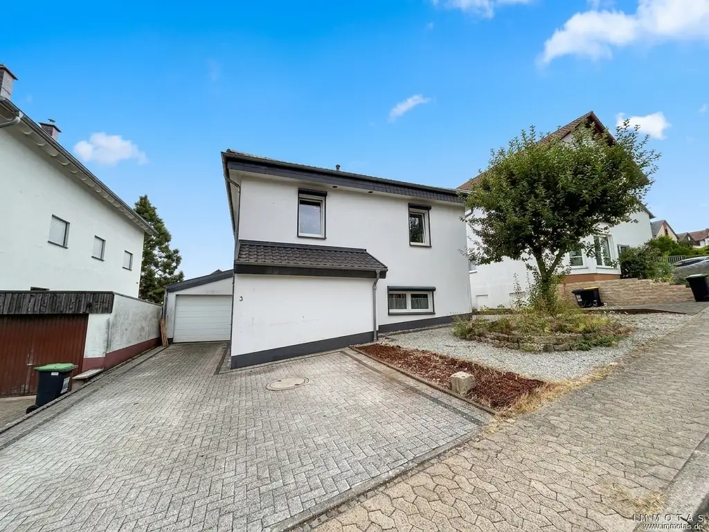 Großzügiges Einfamilienhaus mit Garage, Terrasse und moderner Energietechnik