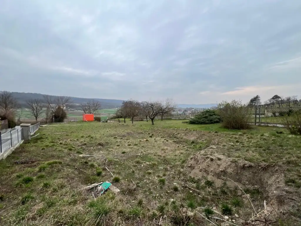 Südseitiger Baugrund in Toplage – sonniges Grundstück mit Fernblick, Potenzial & genehmigtem Bauprojekt