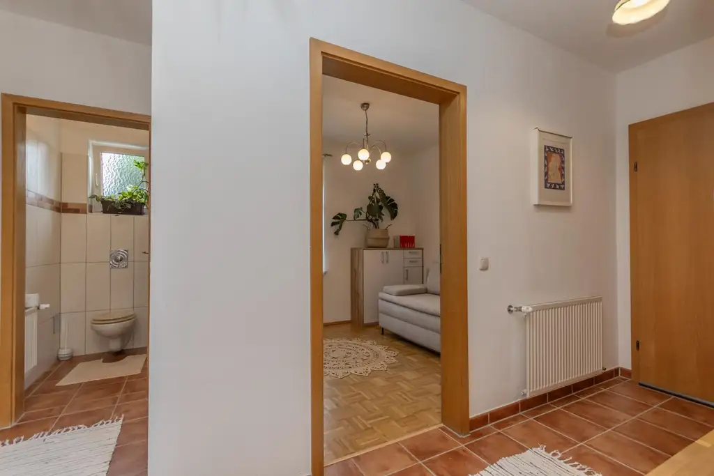 FREUNDLICHE WOHNUNG MIT GARTENNUTZUNG UND PARKPLATZ