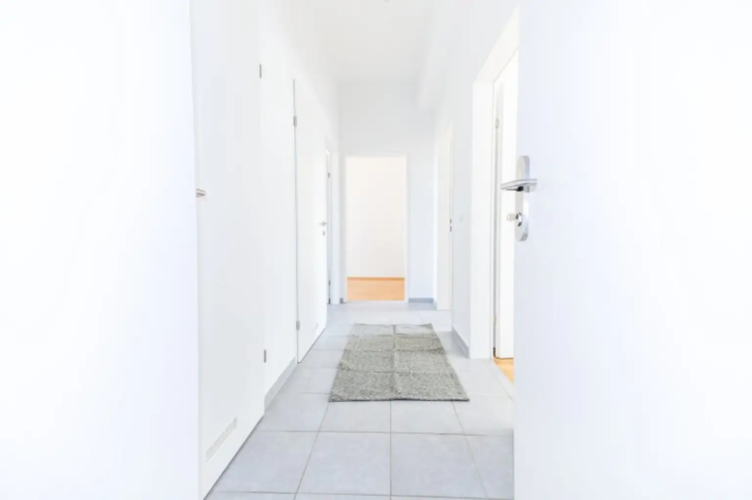 ZEITGEMÄSSES WOHNEN I MODERNE AUSSTATTUNG I HOCHWERTIGE KÜCHE I KLARE LINIEN UND ELEGANTE RAUMAUFTEILUNG I PROJEKT WOHNEN