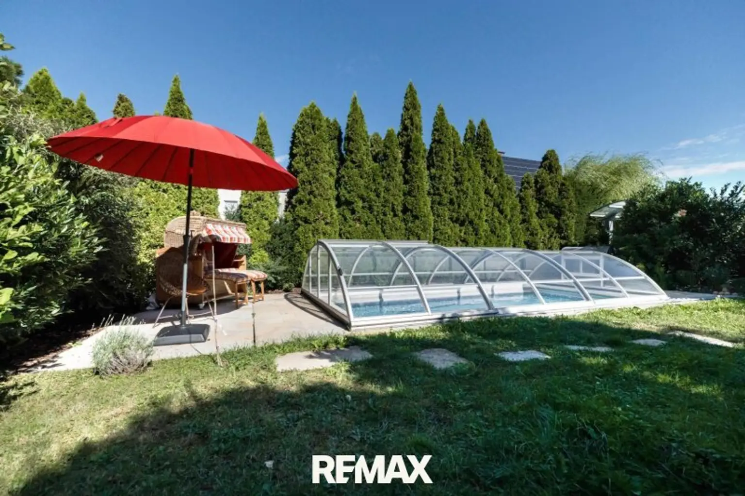 05 Pool mit Überdachung
