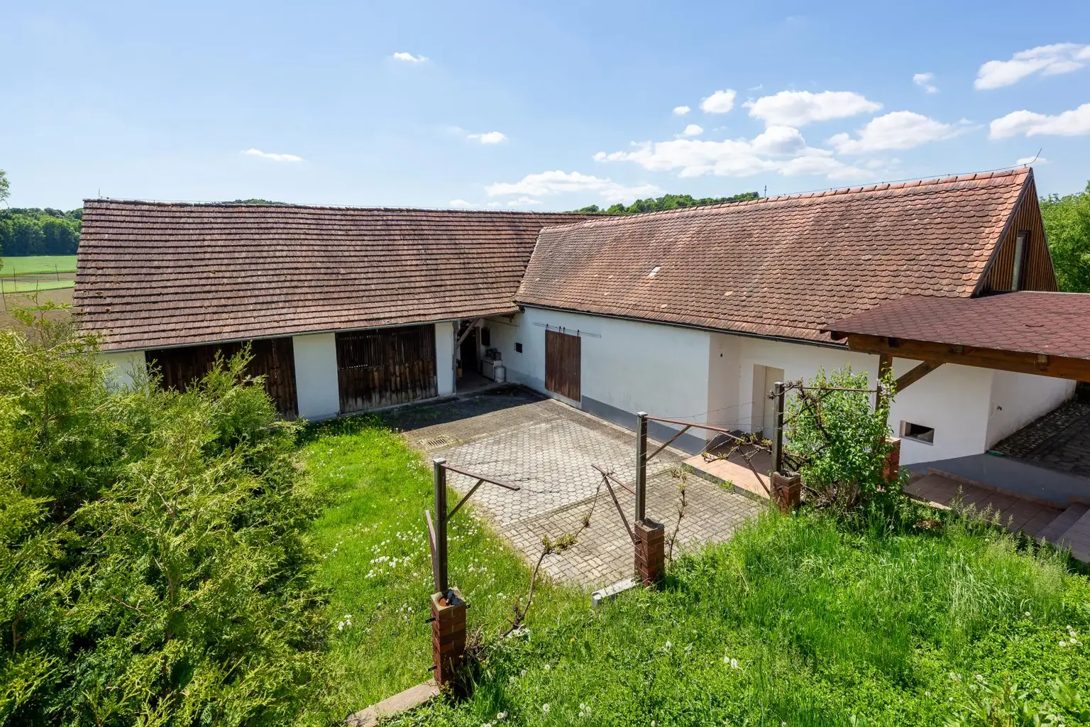 Einfamilienhaus mit großem Grundstück und Nebengebäuden