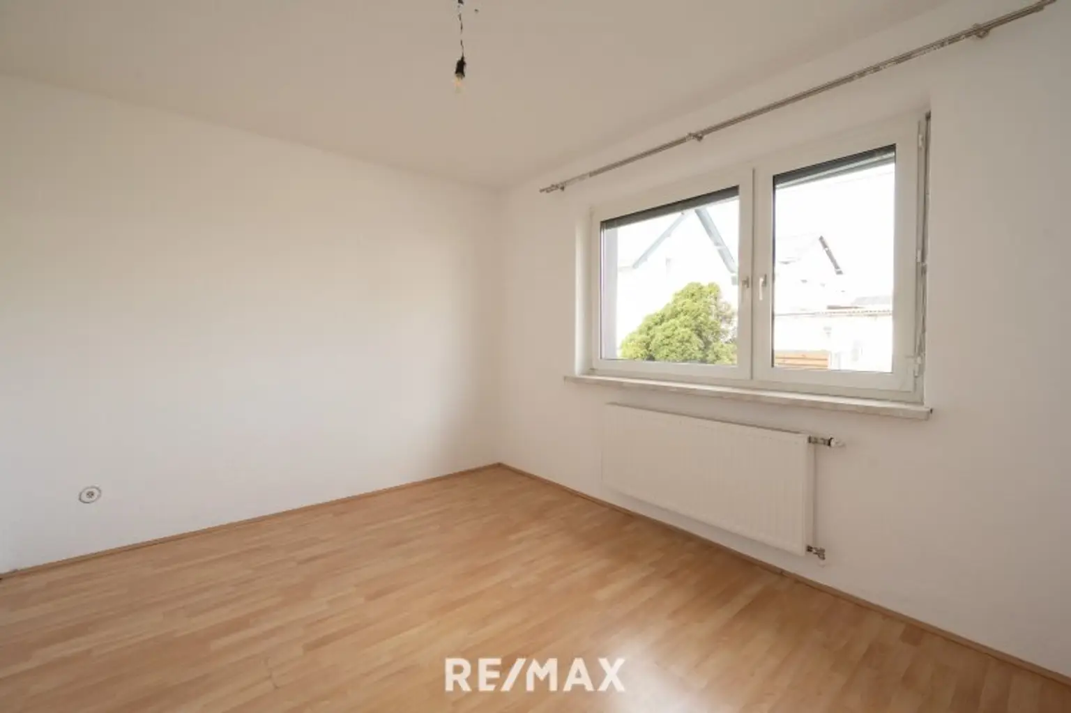 Voll unterkellertes Zweifamilienhaus mit Garten, Carport & Garage in sonniger Zentrumslage von Bad Hall!