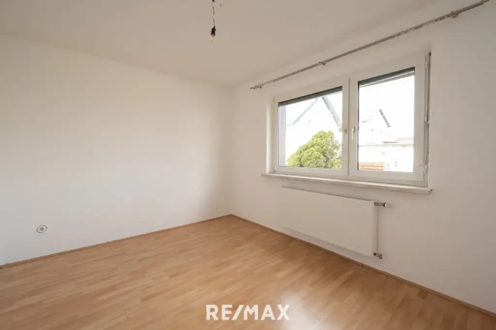 Voll unterkellertes Zweifamilienhaus mit Garten, Carport & Garage in sonniger Zentrumslage von Bad Hall!