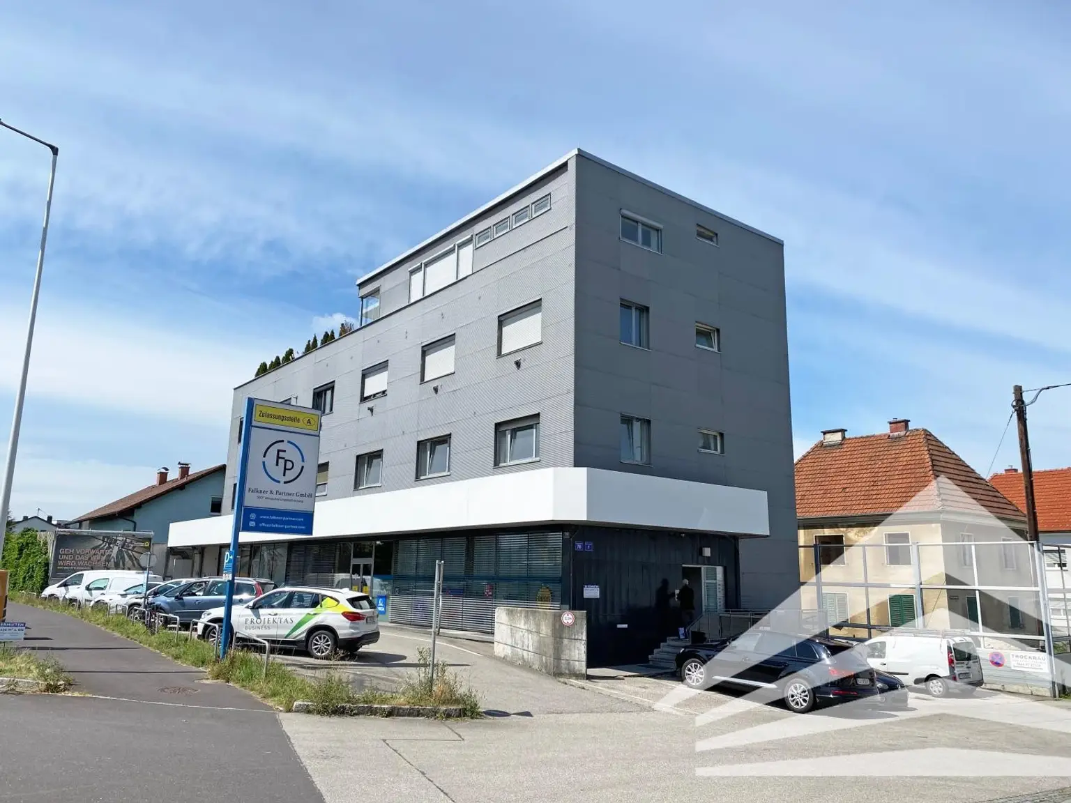 Gut sichtbares Büro mit Werbemöglichkeit in Leonding!