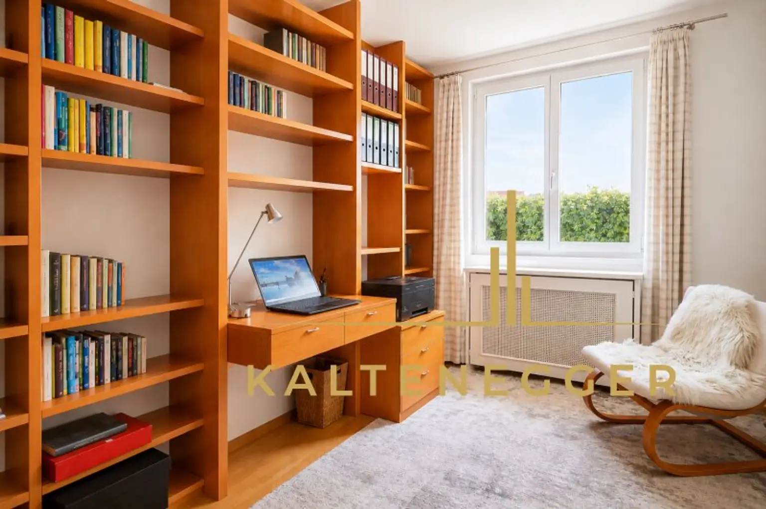 Homeoffice oder Bibliothek mit Gartenblick