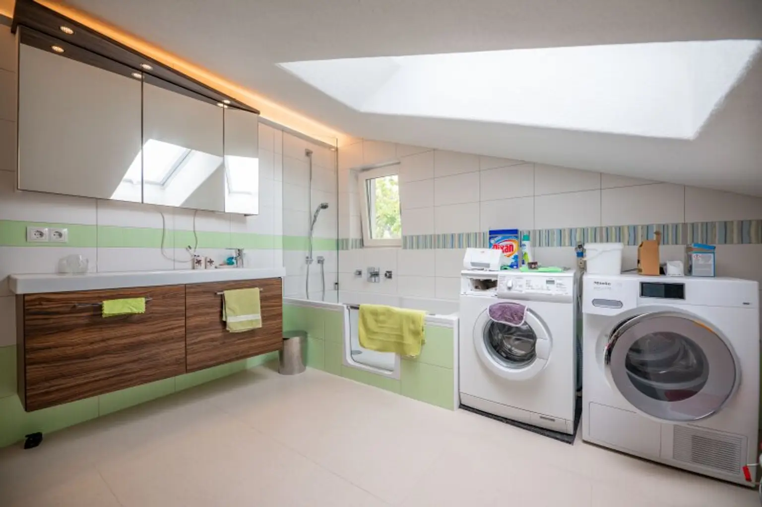 Dachgeschosswohnung in Ruhelage mit traumhaftem Grünblick, eigenem Garten und Garage