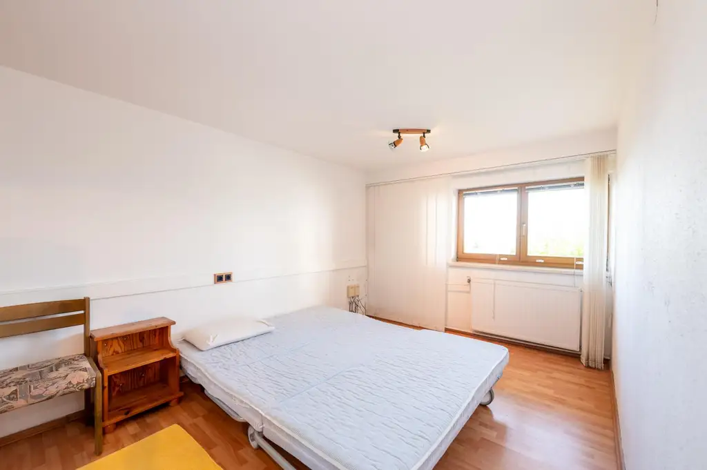 Einfamilienhaus mit Einliegerwohnung, Garage, Carports und Ausblick!