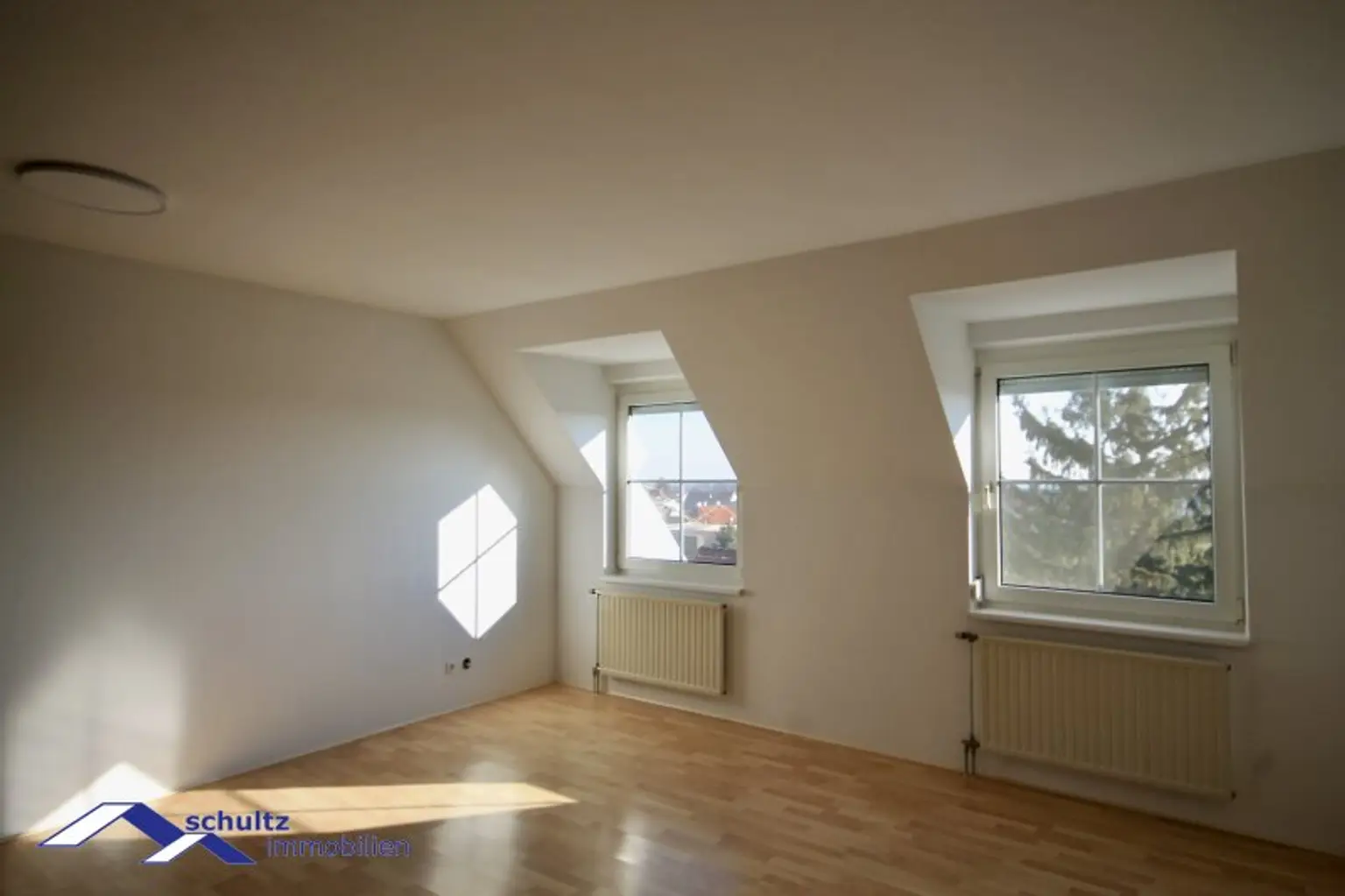 Attraktive 3-Zimmer-Dachgeschosswohnung im Zentrum von Guntramsdorf zu mieten! Überdachter Parkplatz inklusive!