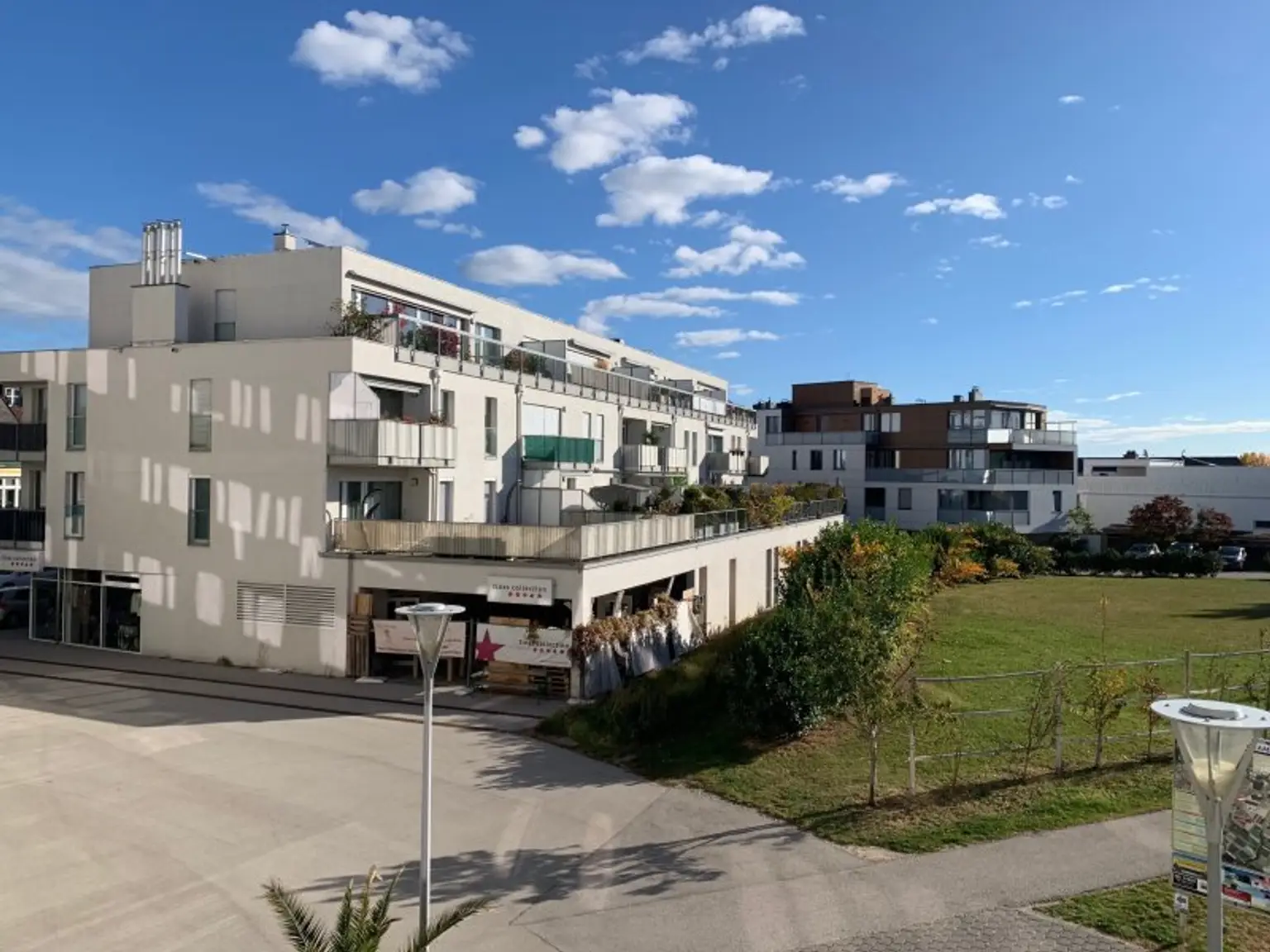 Zentrales Büro mit sonnigem Grünblick
