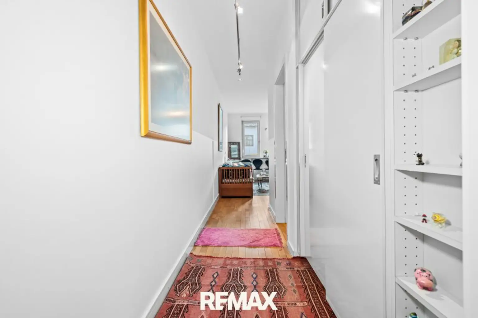 Flur mit Garderobe, Aufzug zu Zimmer 1+2  -EG