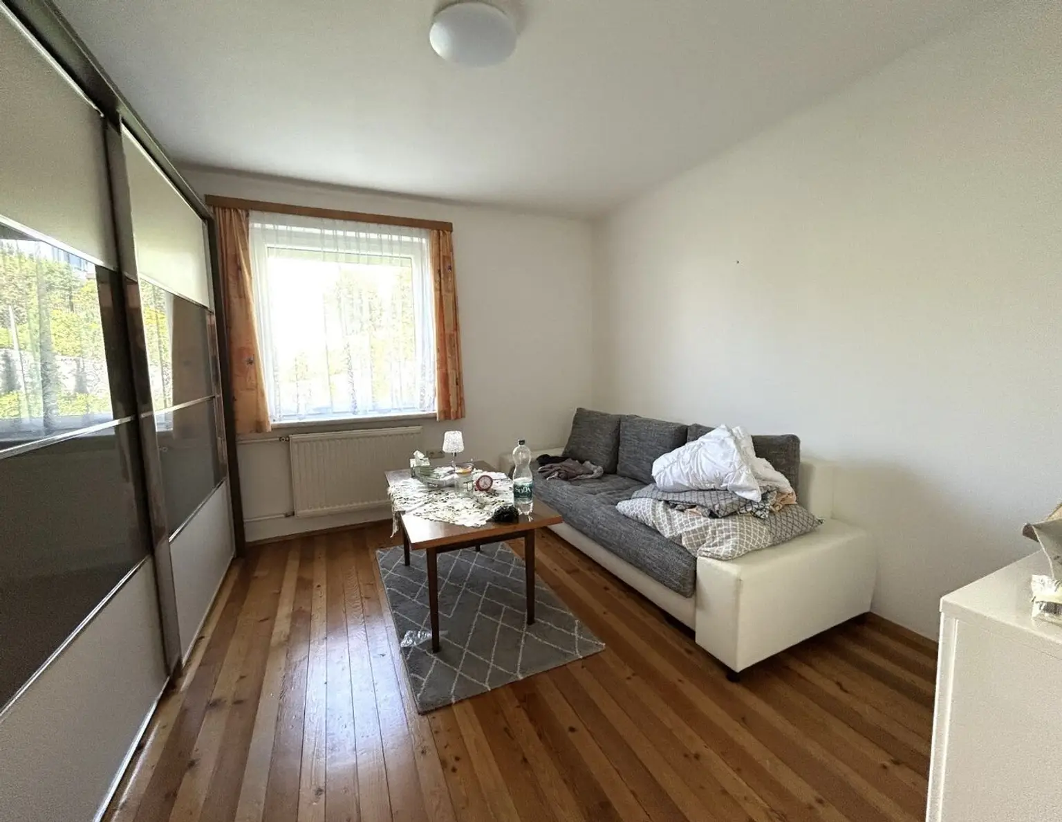 Wohnhaus mit südseitigem Balkon u. Terrasse, Garagen, voll unterkellert