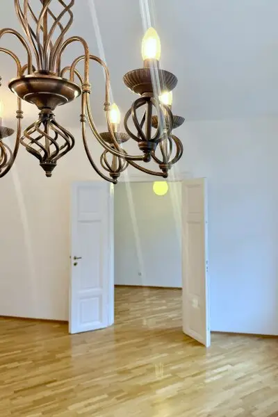 Großzügige Altbauwohnung im Zentrum von Pressbaum