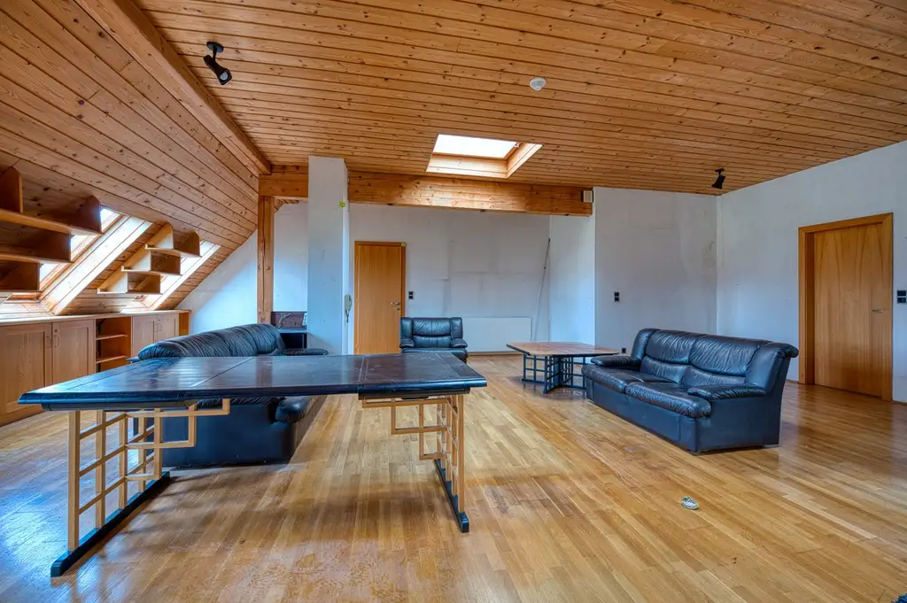 Sie brauchen viel Platz? Wir haben die Lösung. Sanierungsbedürftiges Architektenhaus in bester Lage.