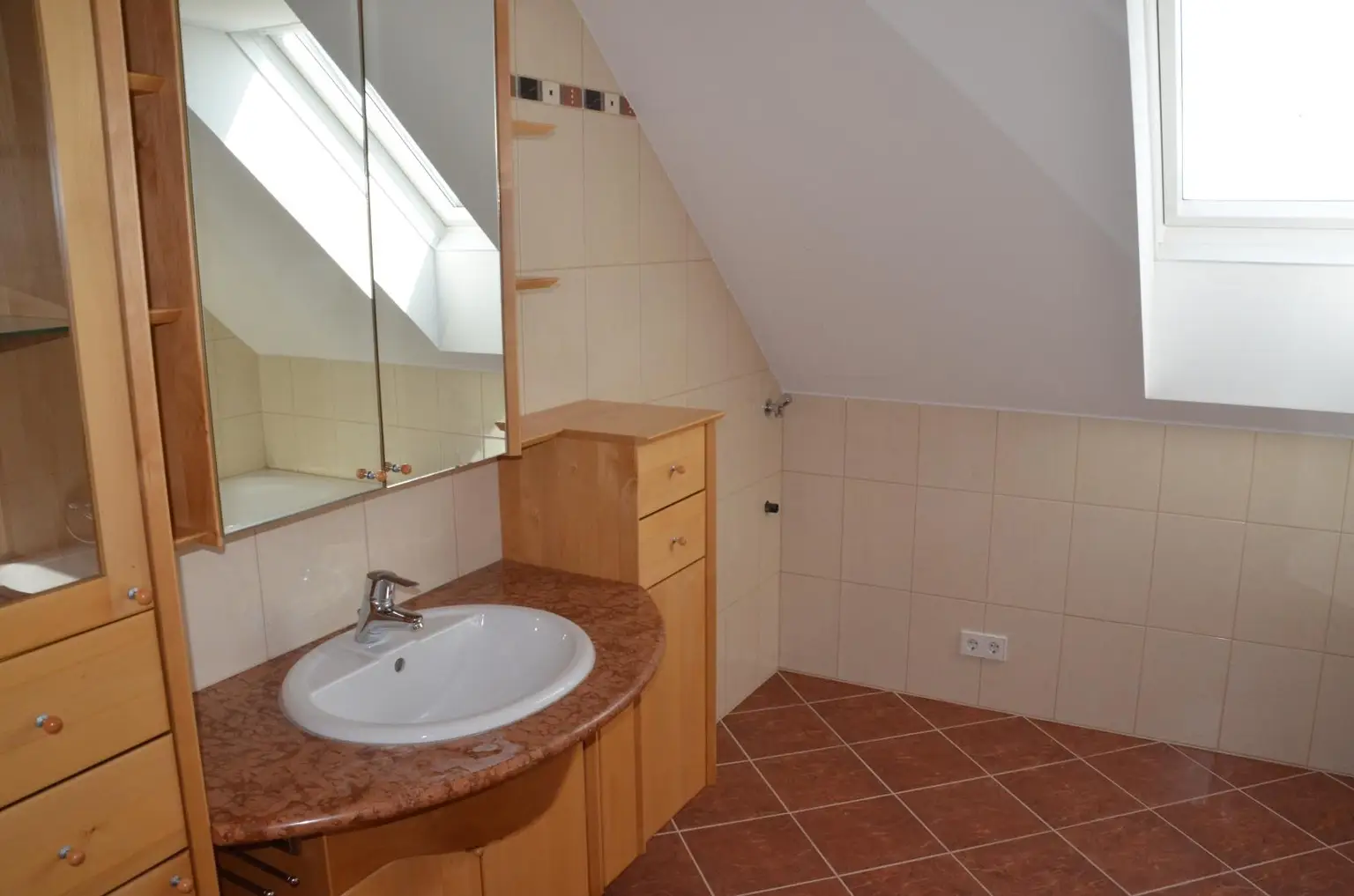 Großzügige Dachgeschosswohnung und Gartenmitbenutzung