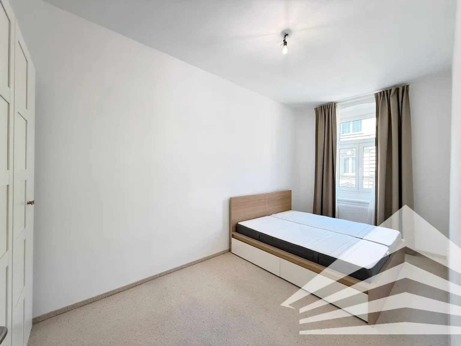 107 m² Altbauwohnung mit großer Loggia in der Innenstadt! TG-Platz verfügbar!