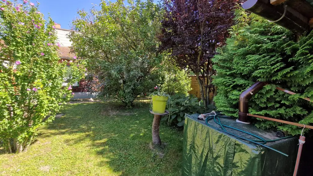 LIEBEVOLLES LANDHAUS FÜR ZWEI PERSONEN IN GRÜNLAGE MIT GESCHLOSSENEM, ABSOLUT UNEINSEHBAREM INNENHOF UND HERRLICHEM GARTEN SAMT GRILLPLATZ UND NEBENGEBÄUDEN