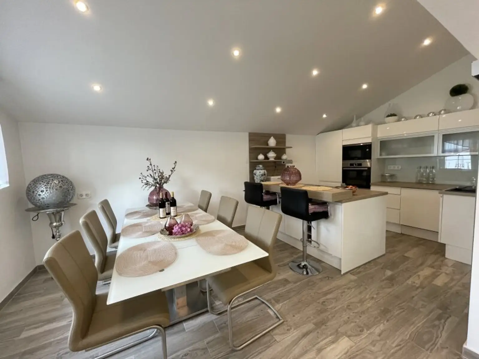 TOP-LIEGENSCHAFT MIT LUXUIÖSEM HAUS UND 2.568 m² GRUND - GRÜNRUHELAGE!