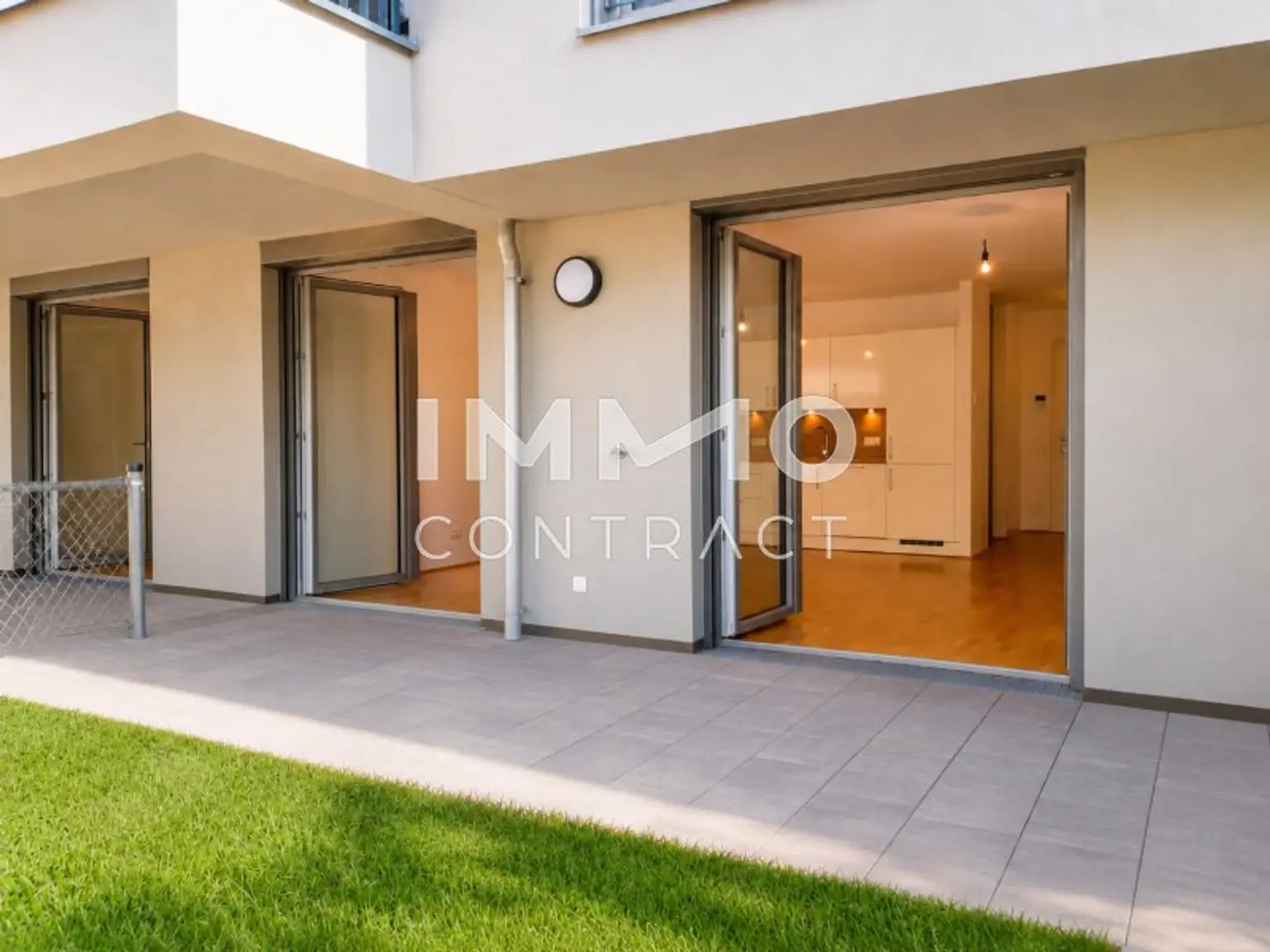 GARTEN mit Blick in den Wohnraum