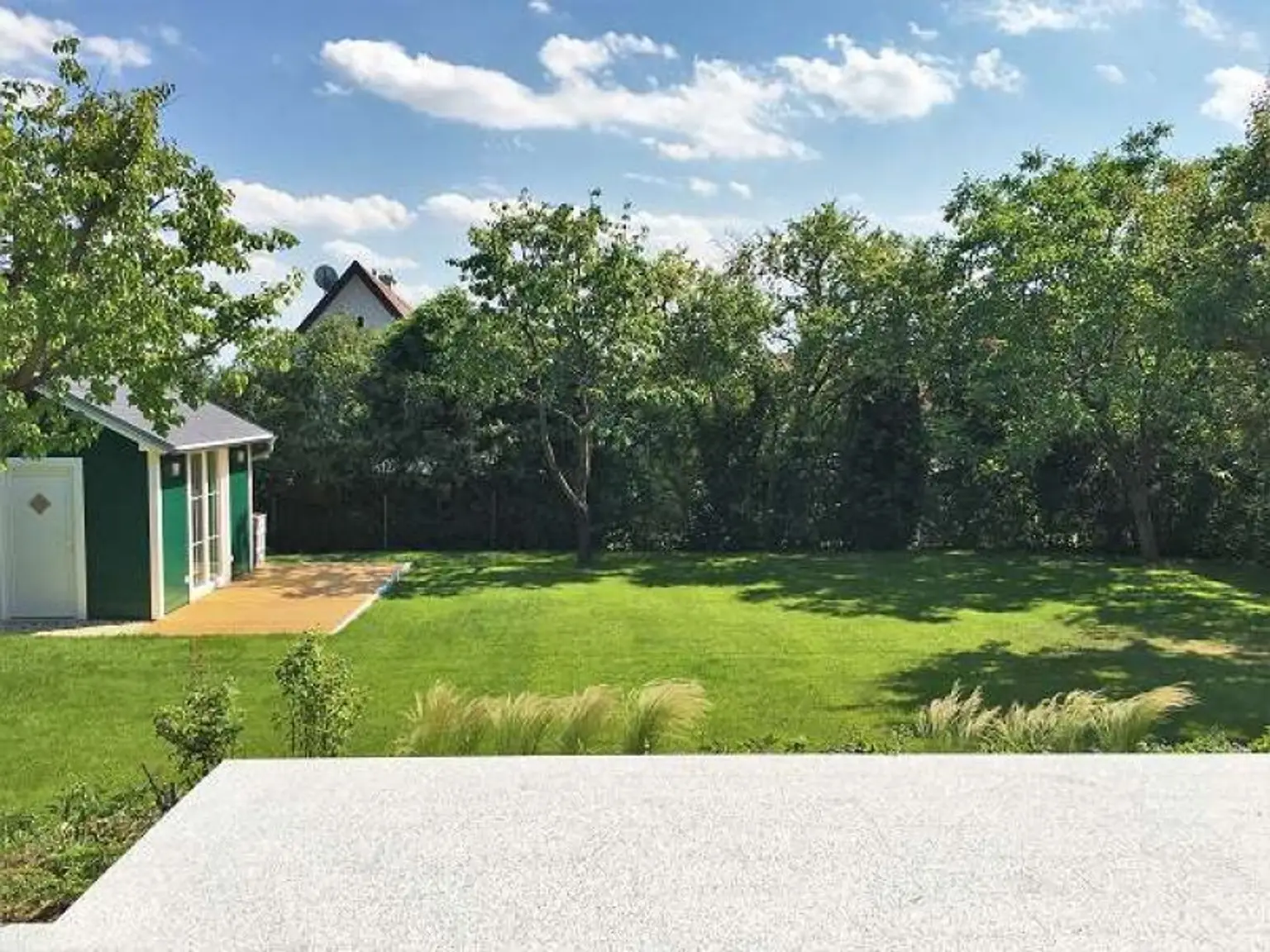 Blick von der Terrasse in den Eigengarten