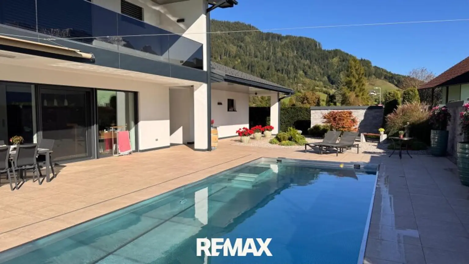 Südansicht mit Pool