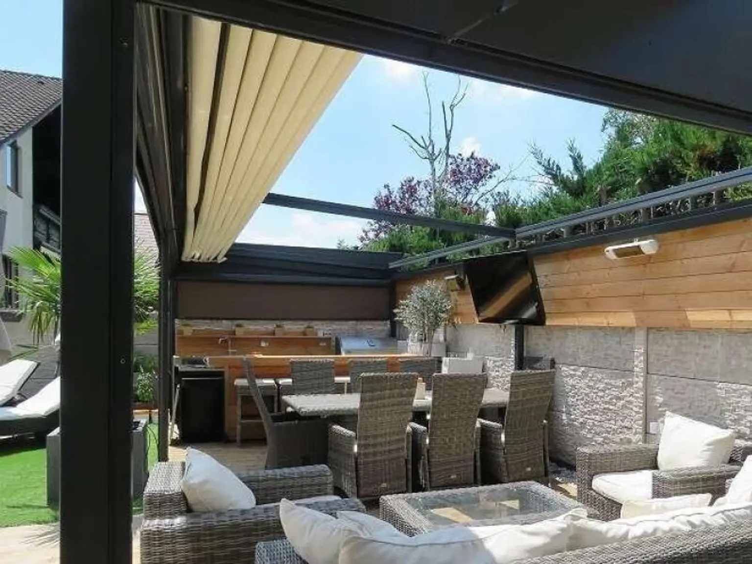 Traumhaft LUXURIÖS AUSGESSTATTETES SMART EFH in Leopoldsdorf: Wfl. 196m², 6 Zimmer, Balkon & Terrasse! + PHOTOVOLTAIK ANLAGE mit STROMSPEICHER + beheizter POOL  + GARAGE + GRILLPLATZ +