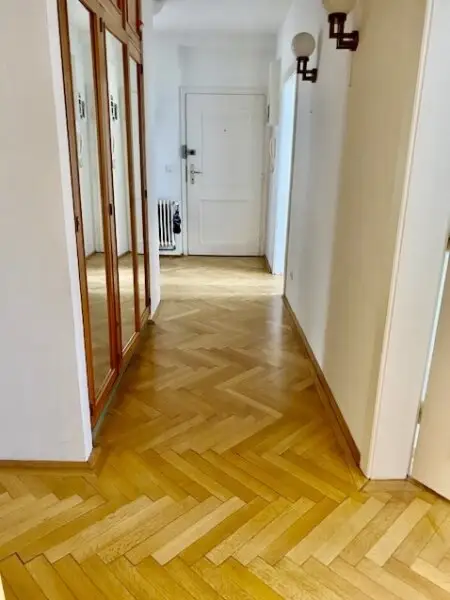 Terrassentraum mit herrlichem Fernblick: 3 Zimmer, Küche und 46 m2 Terrassen im 5.Stock, Stellplätze im Hof mitbenützbar, Nähe U1-Taubstummerngasse + Belvedere!