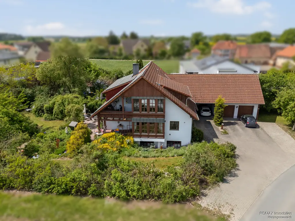 Attraktives Zweifamilienhaus mit idyllischem Garten mit Schwimmteich