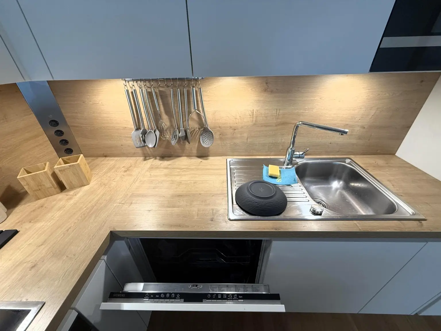 Exklusiv und komplett möblierte 3-Zimmer-Terrassenwohnung für gehob. Ansprüche // Excl. and fully furnished 3-room terr. apt for discerning tastes //