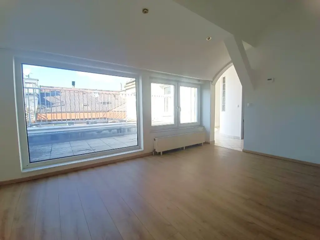 Großzügige Dachgeschoss-Wohnung mit Terrasse und Innenhoflage! Nähe Servitenviertel und U4 Friedensbrücke!