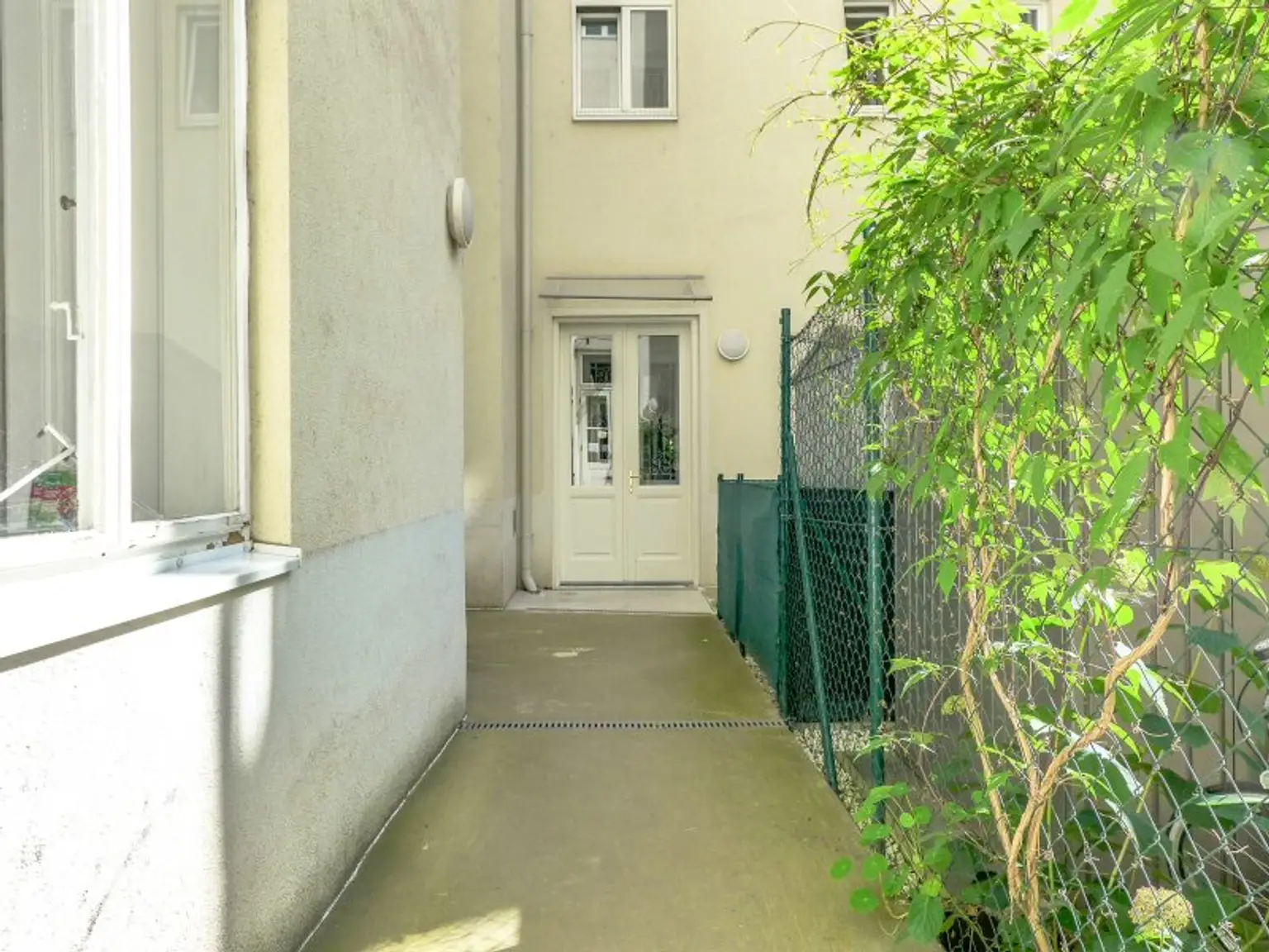 Zeitlose Eleganz im Stilaltbau - hochwertig sanierte 2 Zimmer-Wohnung in Hofruhelage