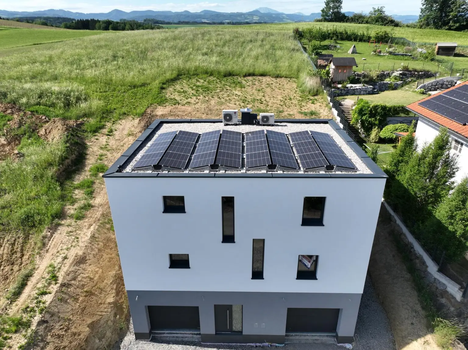 Flachdach mit Photovoltaik
