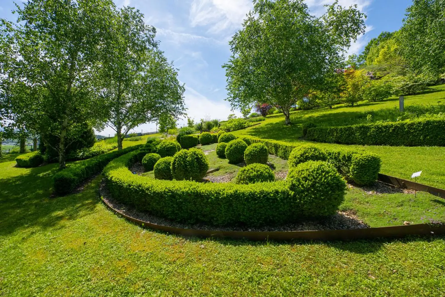Uneinsehbares Wohnjuwel mit 7.984 m² Grundstück – einzigartiges Naturparadies mit herrlichem Panoramablick am Heuberg in Dietach!