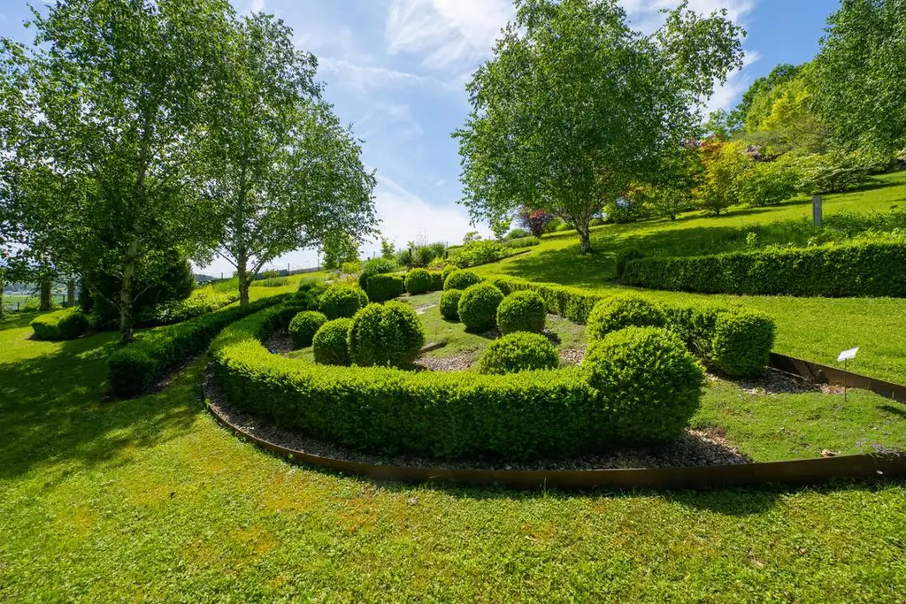 Uneinsehbares Wohnjuwel mit 7.984 m² Grundstück – einzigartiges Naturparadies mit herrlichem Panoramablick am Heuberg in Dietach!