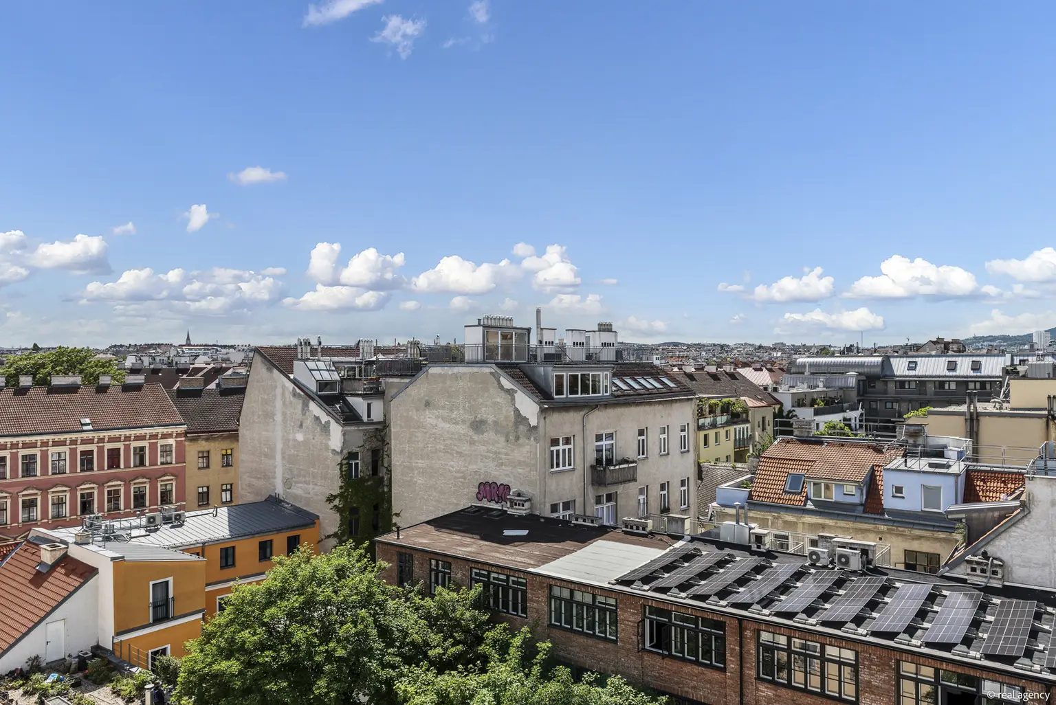 Stilvolle Dachgeschoss-Maisonette mit Galerie und drei Freiflächen