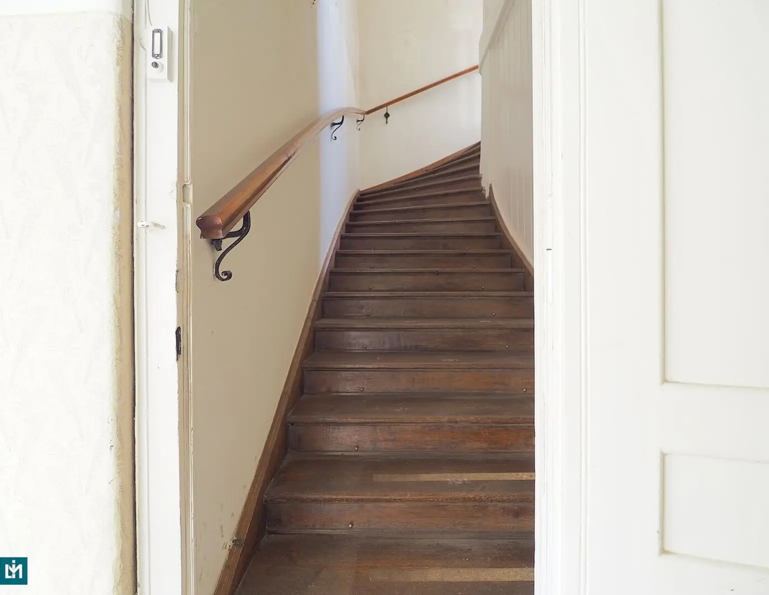 GRUNDSTÜCK MIT SANIERUNGSBEDÜRFTIGER VILLA IN GUTER LAGE