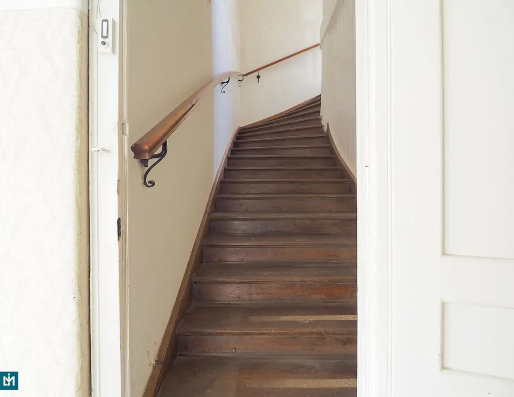 GRUNDSTÜCK MIT SANIERUNGSBEDÜRFTIGER VILLA IN GUTER LAGE