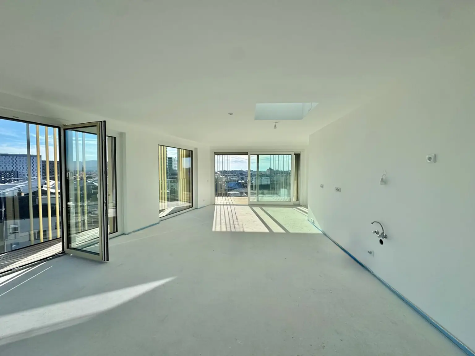 Luxus Pur: Penthouse directly at the main train station: Commission-free + Completion in October
