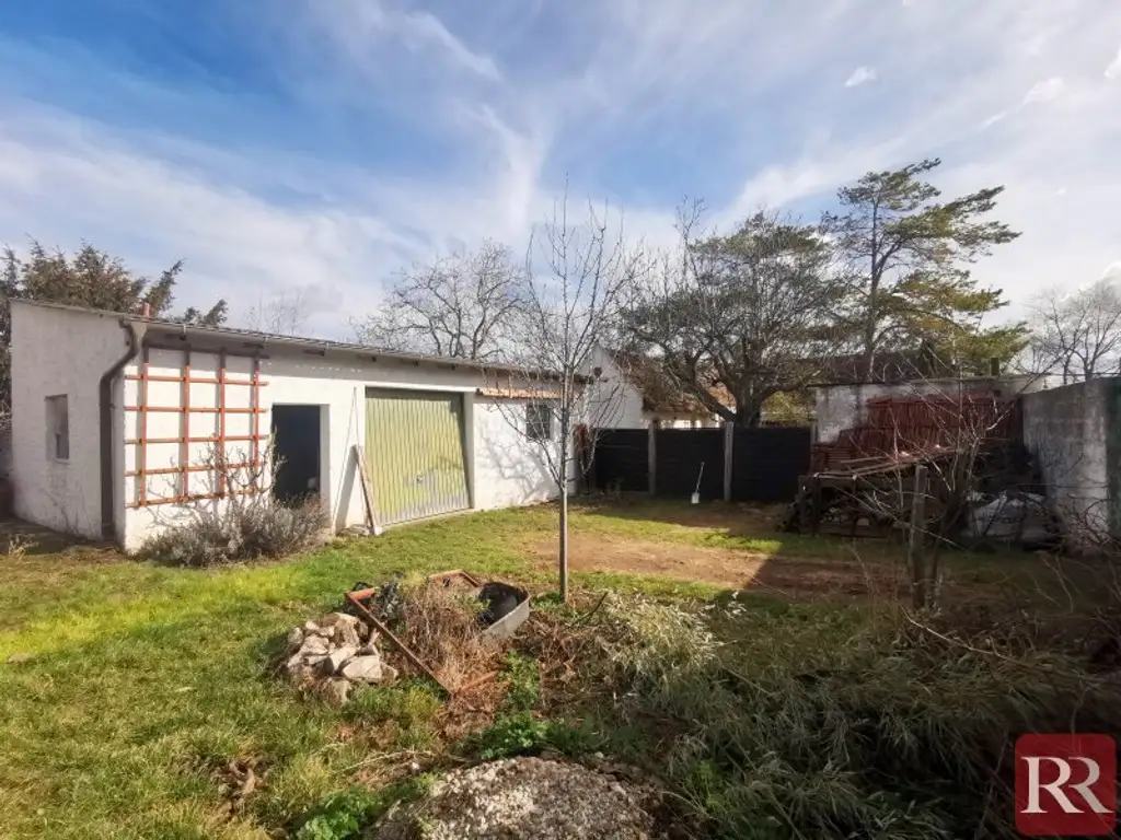 Sonniges Baugrundstück mit 50m² Halle