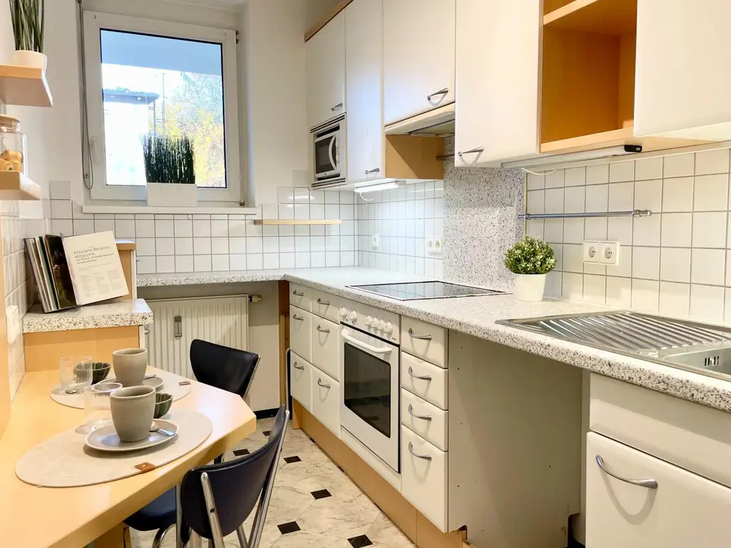 Idyllisch leben am Stadtrand – Lichtdurchflutete Wohnung mit Balkon ins Grüne