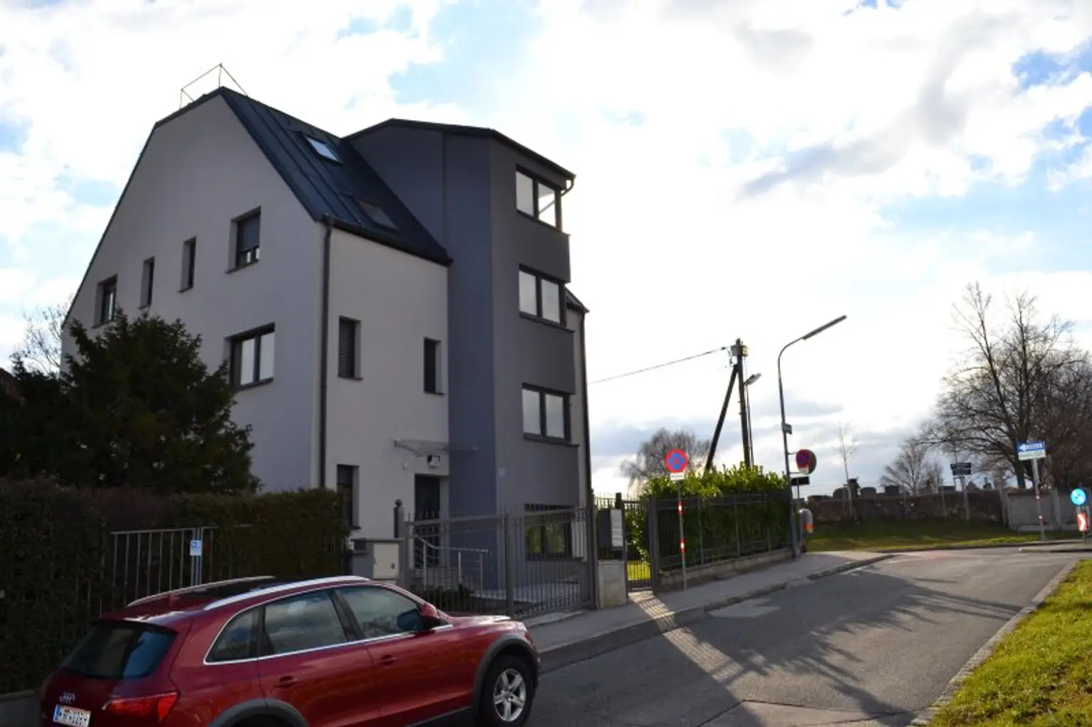 ATEMBERAUBENDE WOHNUNG MIT BALKON - ZENTRAL BEGEHBARE ZIMMER - KÜCHE - AB SOFORT!